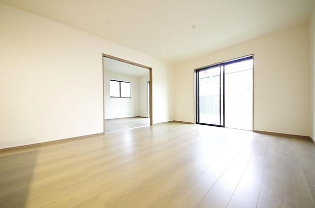 明るい陽光が差し込み開放的なリビング ダイニングを演出し、ゆとりある空間はご満足いただけます。