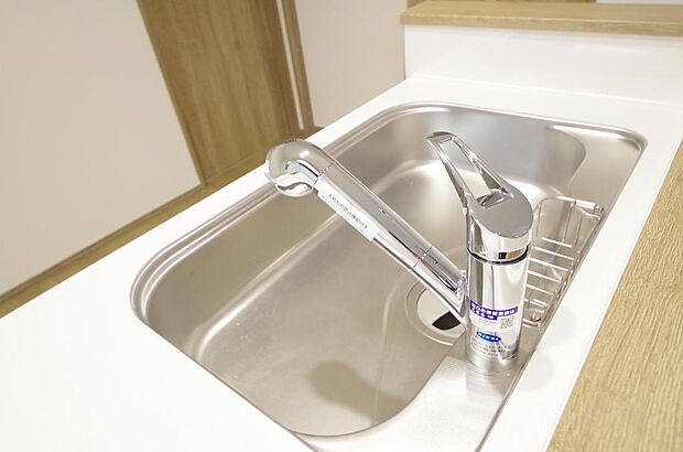 レバー操作一つで水量、温度も調節可能です。また、蛇口には浄水カートリッジも内蔵可能です。