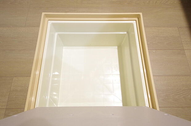 ミネラルウォーター、缶詰、非常食のストックに便利です。空間を有効に利用した収納です。