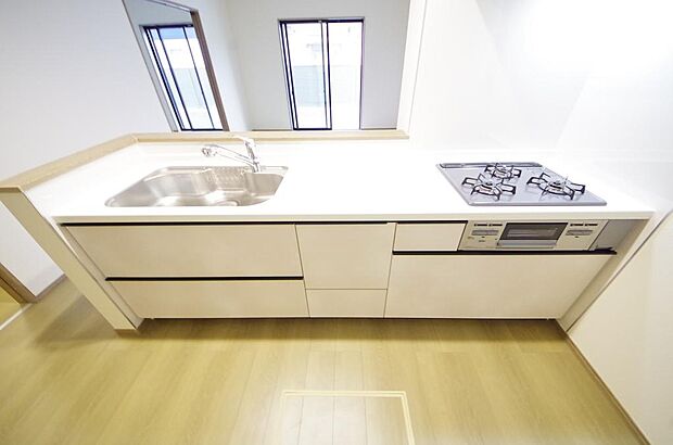 キッチンには耐久性が高く、お手入れも簡単で人工大理石トップを採用して、キッチンを優雅に演出しました。