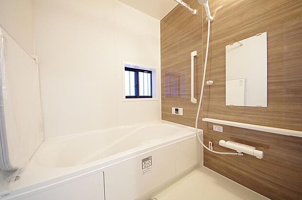 心地よい入浴タイムを追求した大きな浴槽とアクセントパネルで、より高級感が演出されます。