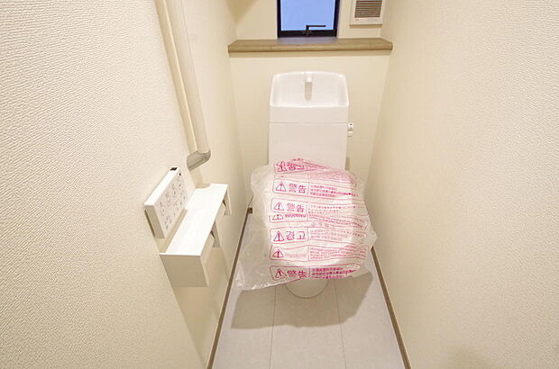 少ない水を有効に使って、汚れも効率よく洗浄します。便器は奥までふちのない掃除がしやすい形状です。