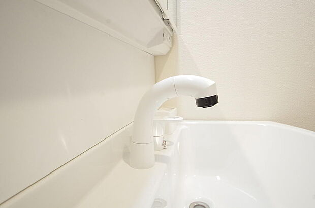 洗面台の給水口はホースが伸びるので朝シャン出来ます。シングルレバーでお湯の温度も楽々調整出来ます。