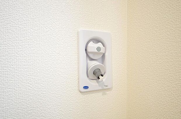 洗濯機用の給水口には蛇口ではなく、全自動洗濯機が設置できる専用の給水口が設置されております。