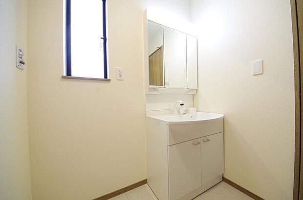 家族全員で利用するパブリックスペースとなりますので、鏡周りの収納ですっきり洗面台がご利用いただけます