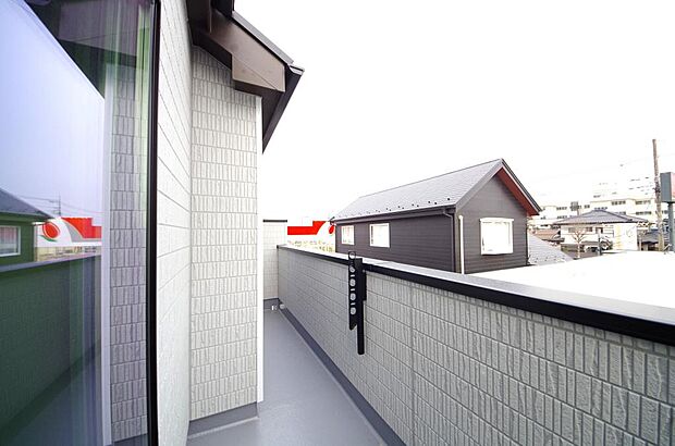 陽光あふれるバルコニーは、たくさんの光を浴びることができるのでお洗濯物やお布団もしっかり干せます。