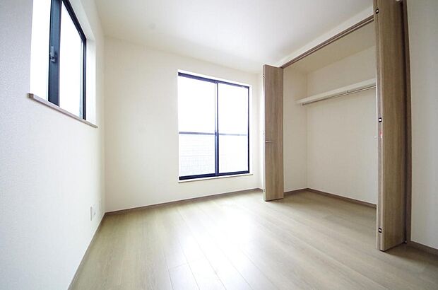 木の質感が優しい床材と豊富な収納が特徴的な、心に温かさを感じる内装です。