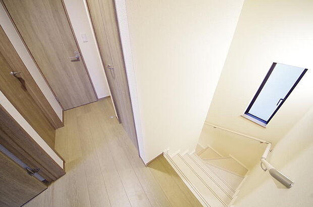 階段には手すりを標準装備することで、お子様やご高齢者の安全性にも配慮しております。