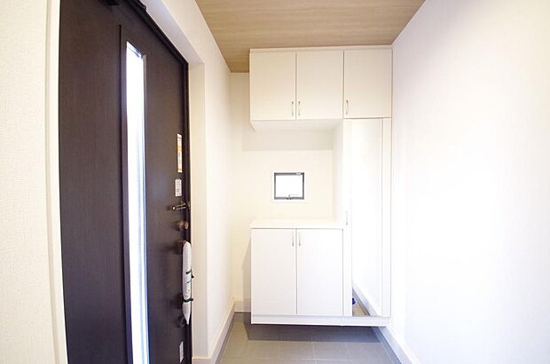 棚板が多く、沢山のの靴が収納可能。棚板は稼働可能ですのでブーツやヒールの高い靴も収納でき便利です。