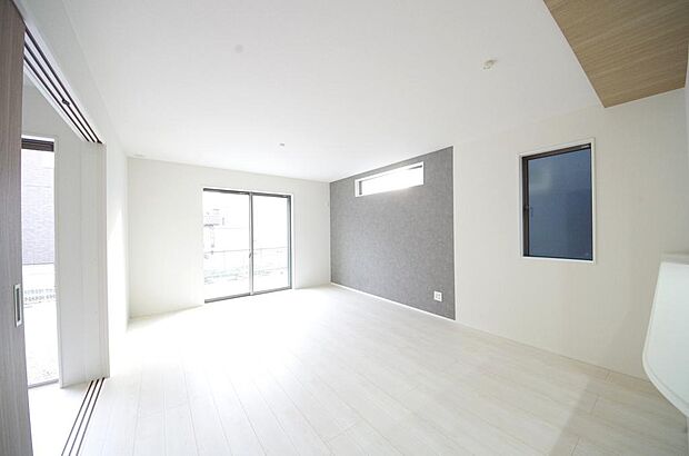 明るい陽光が差し込み開放的なリビング ダイニングを演出し、ゆとりある空間はご満足いただけます。