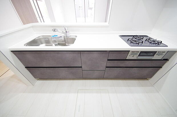 キッチンには耐久性が高く、お手入れも簡単で人工大理石トップを採用して、キッチンを優雅に演出しました。