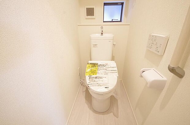 少ない水を有効に使って、汚れも効率よく洗浄します。便器は奥までふちのない掃除がしやすい形状です。