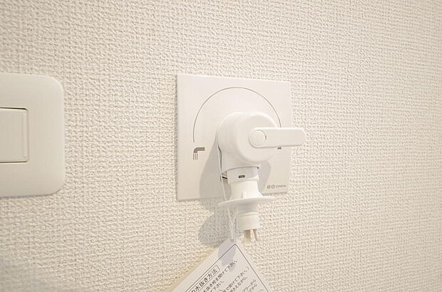 洗濯機用の給水口には蛇口ではなく、全自動洗濯機が設置できる専用の給水口が設置されております。