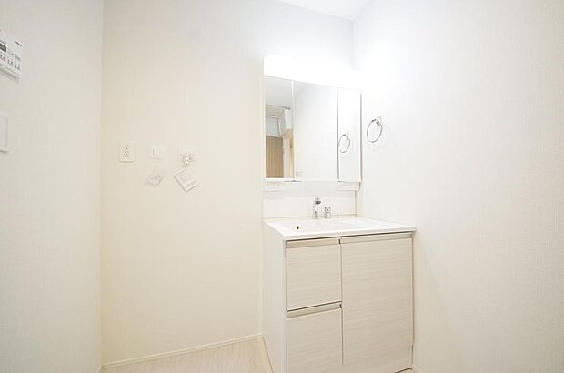 家族全員で利用するパブリックスペースとなりますので、鏡周りの収納ですっきり洗面台がご利用いただけます