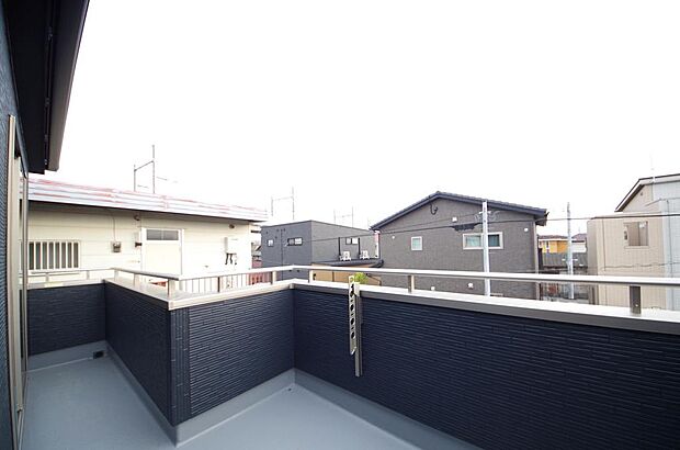 陽光あふれるバルコニーは、たくさんの光を浴びることができるのでお洗濯物やお布団もしっかり干せます。