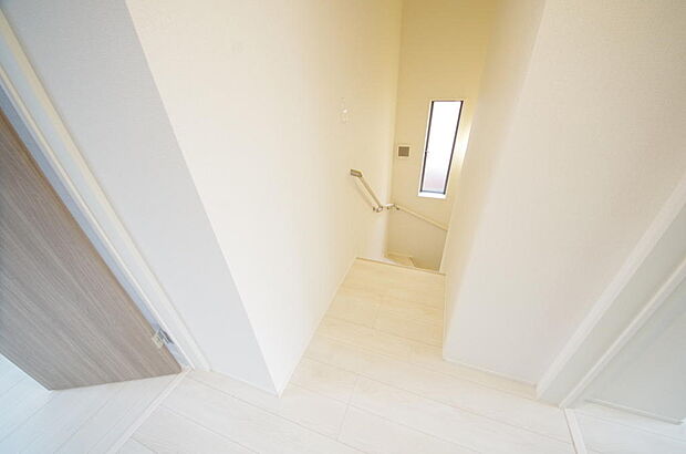 階段には手すりを標準装備することで、お子様やご高齢者の安全性にも配慮しております。