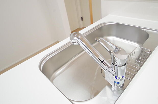 レバー操作一つで水量、温度も調節可能です。また、蛇口には浄水カートリッジも内蔵可能です。