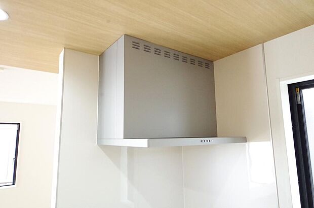キッチン上部には、ブーツ型の照明付きのレンジフードが標準装備されております。