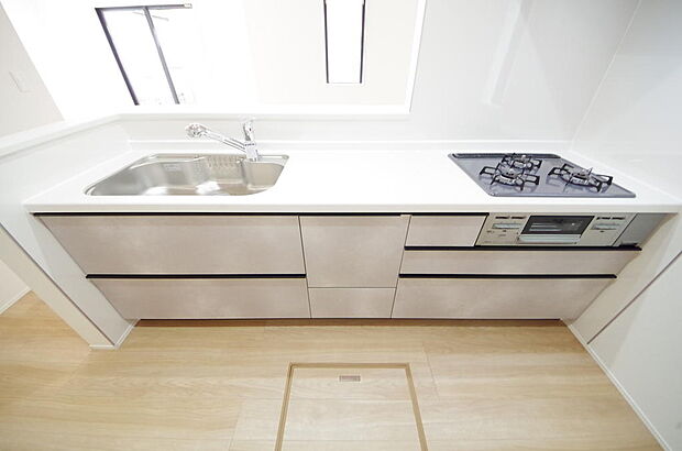 キッチンには耐久性が高く、お手入れも簡単で人工大理石トップを採用して、キッチンを優雅に演出しました。