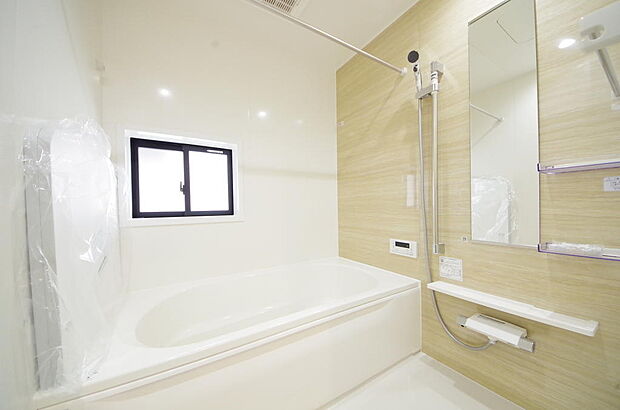 心地よい入浴タイムを追求した大きな浴槽とアクセントパネルで、より高級感が演出されます。