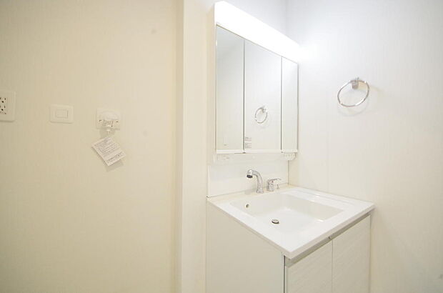 家族全員で利用するパブリックスペースとなりますので、鏡周りの収納ですっきり洗面台がご利用いただけます