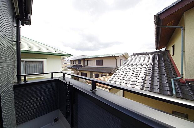 陽光あふれるバルコニーは、たくさんの光を浴びることができるのでお洗濯物やお布団もしっかり干せます。