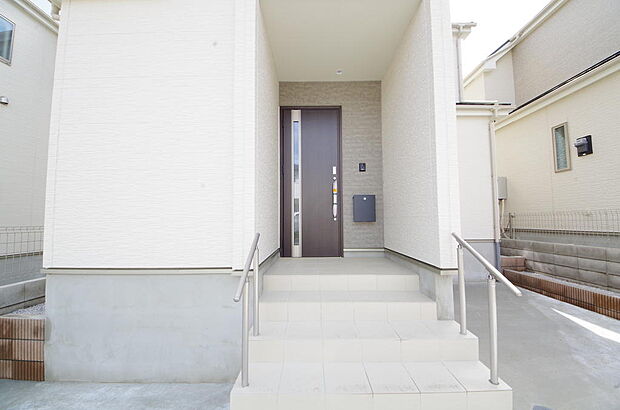 玄関はいわばその邸宅の顔です。だからこそ、迎賓のためにしつらえを細部まで施しました。