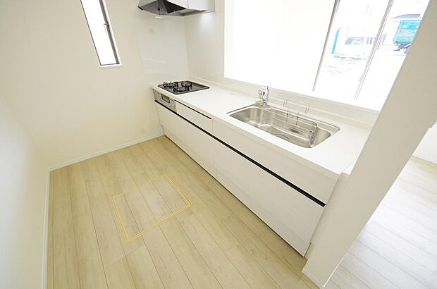 キッチンには耐久性が高く、お手入れも簡単で人工大理石トップを採用して、キッチンを優雅に演出しました。