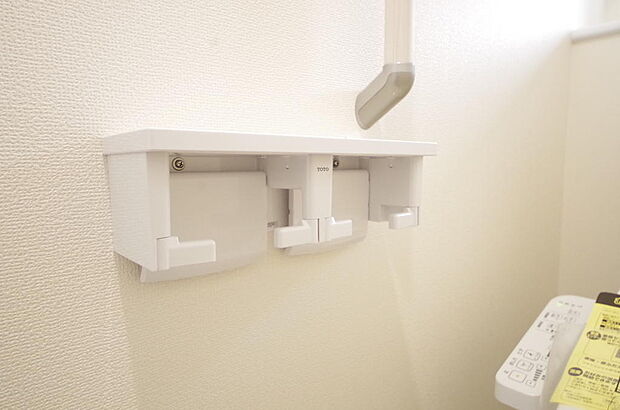 トイレ内のペーパーホルダーは、しっかりとした押さえ付き横型ダブルホルダーが標準装備されています。