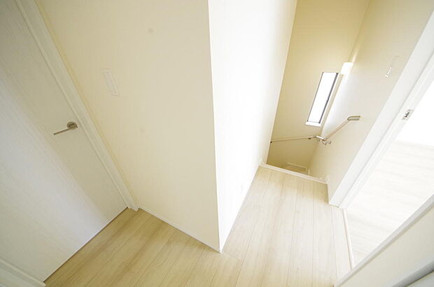 階段には手すりを標準装備することで、お子様やご高齢者の安全性にも配慮しております。