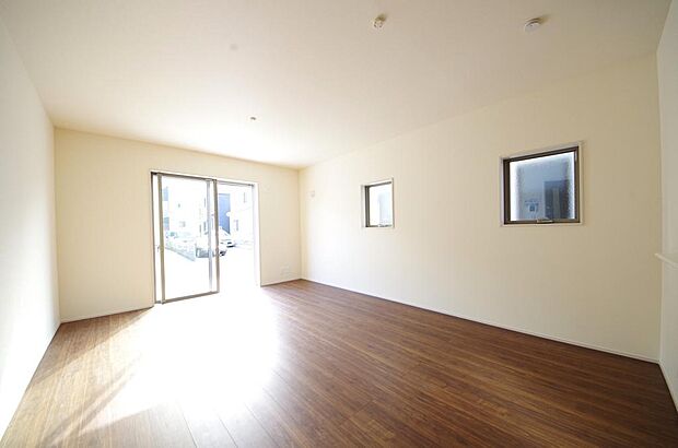 明るい陽光が差し込み開放的なリビング ダイニングを演出し、ゆとりある空間はご満足いただけます。