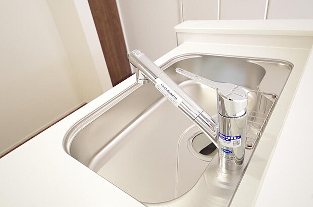 レバー操作一つで水量、温度も調節可能です。また、蛇口には浄水カートリッジも内蔵可能です。