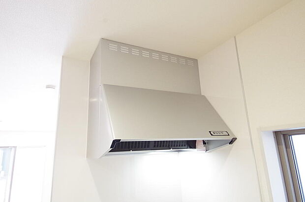 キッチン上部には、ブーツ型の照明付きのレンジフードが標準装備されております。
