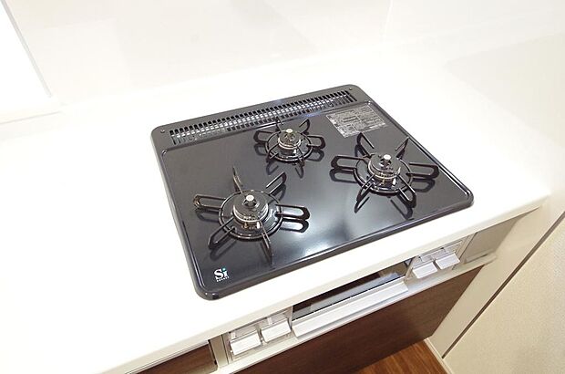 三ツ口コンロはSiセンサーが組み込まれています。長時間の使用の際にセンサーが自動でストップします。