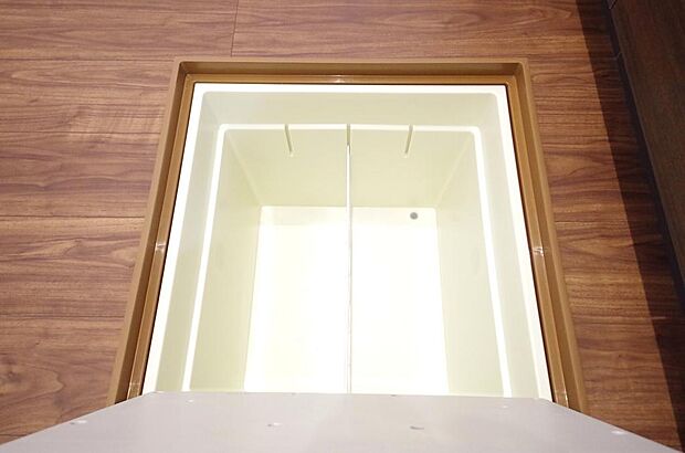 ミネラルウォーター、缶詰、非常食のストックに便利です。空間を有効に利用した収納です。