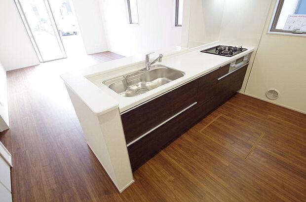 キッチンには耐久性が高く、お手入れも簡単で人工大理石トップを採用して、キッチンを優雅に演出しました。