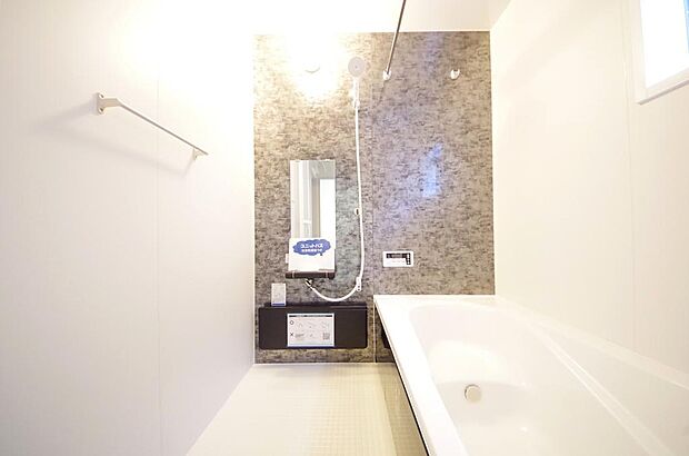 心地よい入浴タイムを追求した大きな浴槽とアクセントパネルで、より高級感が演出されます。