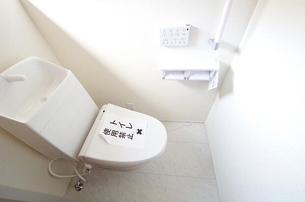 少ない水を有効に使って、汚れも効率よく洗浄します。便器は奥までふちのない掃除がしやすい形状です。