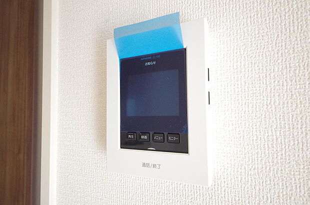来訪者を映像と音声で確認可能なので、煩わしいセールスにも住戸内で対話可能です。