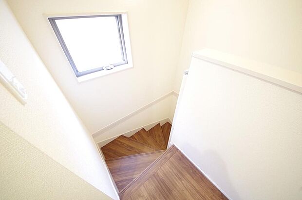 階段には手すりを標準装備することで、お子様やご高齢者の安全性にも配慮しております。