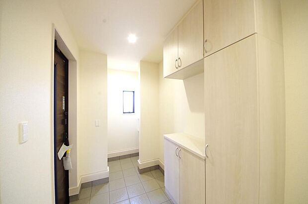 棚板が多く、沢山の靴が収納可能。棚板は稼働可能ですのでブーツやヒールの高い靴も収納でき便利です。