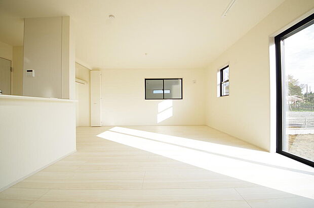 明るい陽光が差し込み開放的なリビング ダイニングを演出し、ゆとりある空間はご満足いただけます。