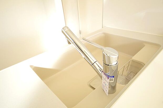 レバー操作一つで水量、温度も調節可能です。また、蛇口には浄水カートリッジも内蔵可能です。