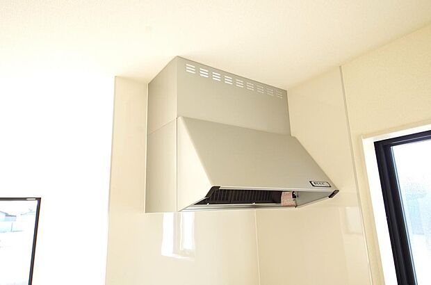 キッチン上部には、ブーツ型の照明付きのレンジフードが標準装備されております。