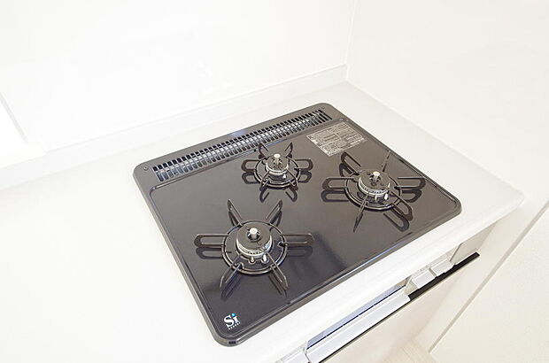三ツ口コンロはSiセンサーが組み込まれています。長時間の使用の際にセンサーが自動でストップします。