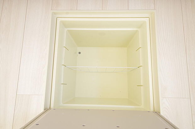 ミネラルウォーター、缶詰、非常食のストックに便利です。空間を有効に利用した収納です。