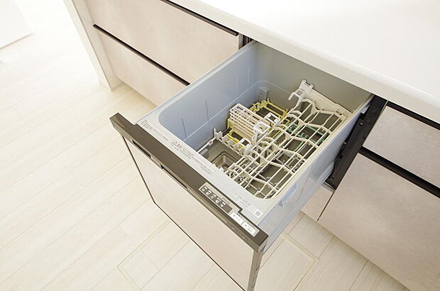 食器の出し入れがしやすいスライド収納タイプの食器洗い乾燥機です。また、節水効果にも優れています。