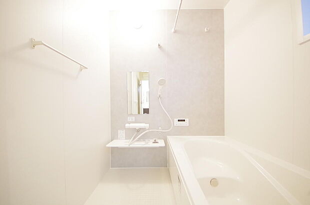 心地よい入浴タイムを追求した大きな浴槽とアクセントパネルで、より高級感が演出されます。