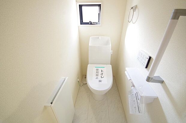 少ない水を有効に使って、汚れも効率よく洗浄します。便器は奥までふちのない掃除がしやすい形状です。