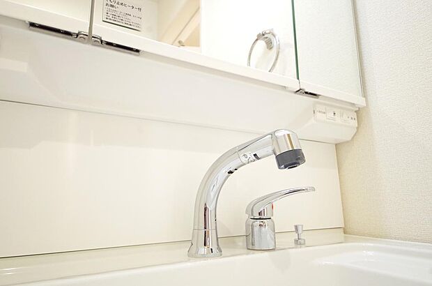 洗面台の給水口はホースが伸びるので朝シャン出来ます。シングルレバーでお湯の温度も楽々調整出来ます。